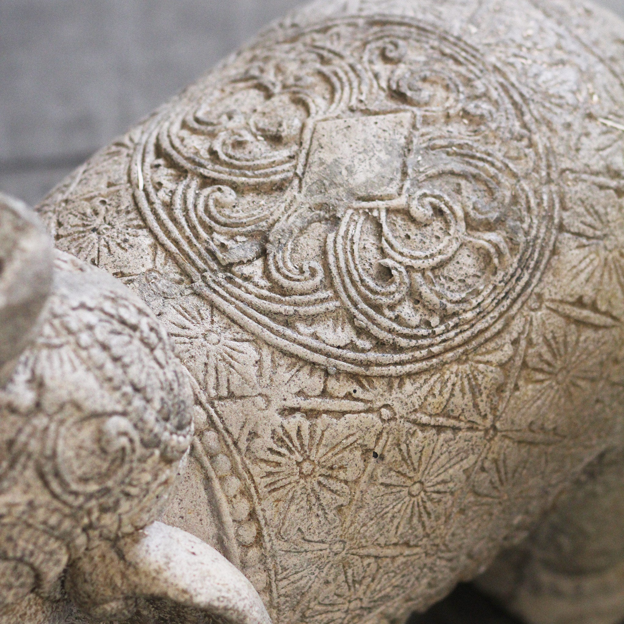 Elefante Heru em pedra