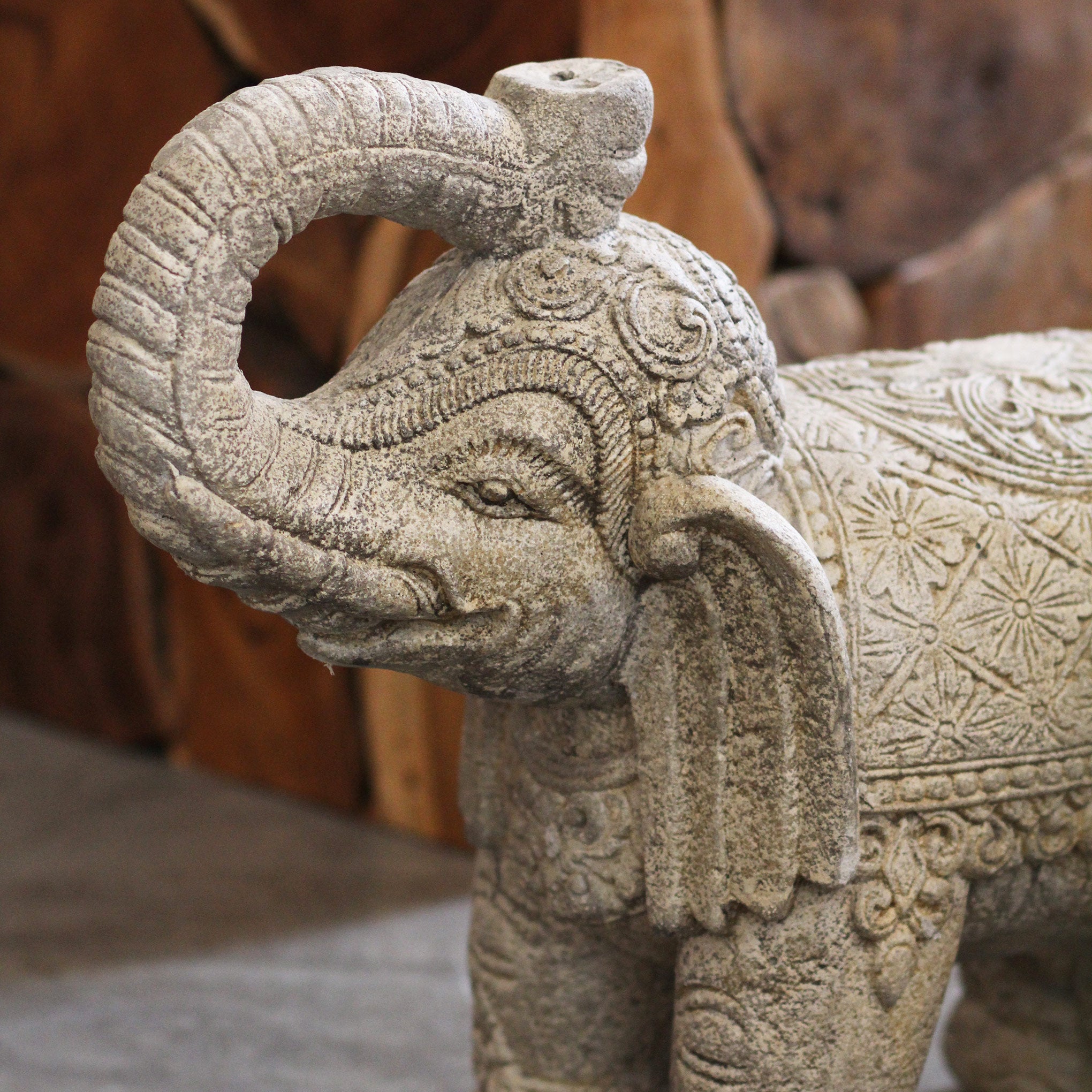 Elefante Heru em pedra