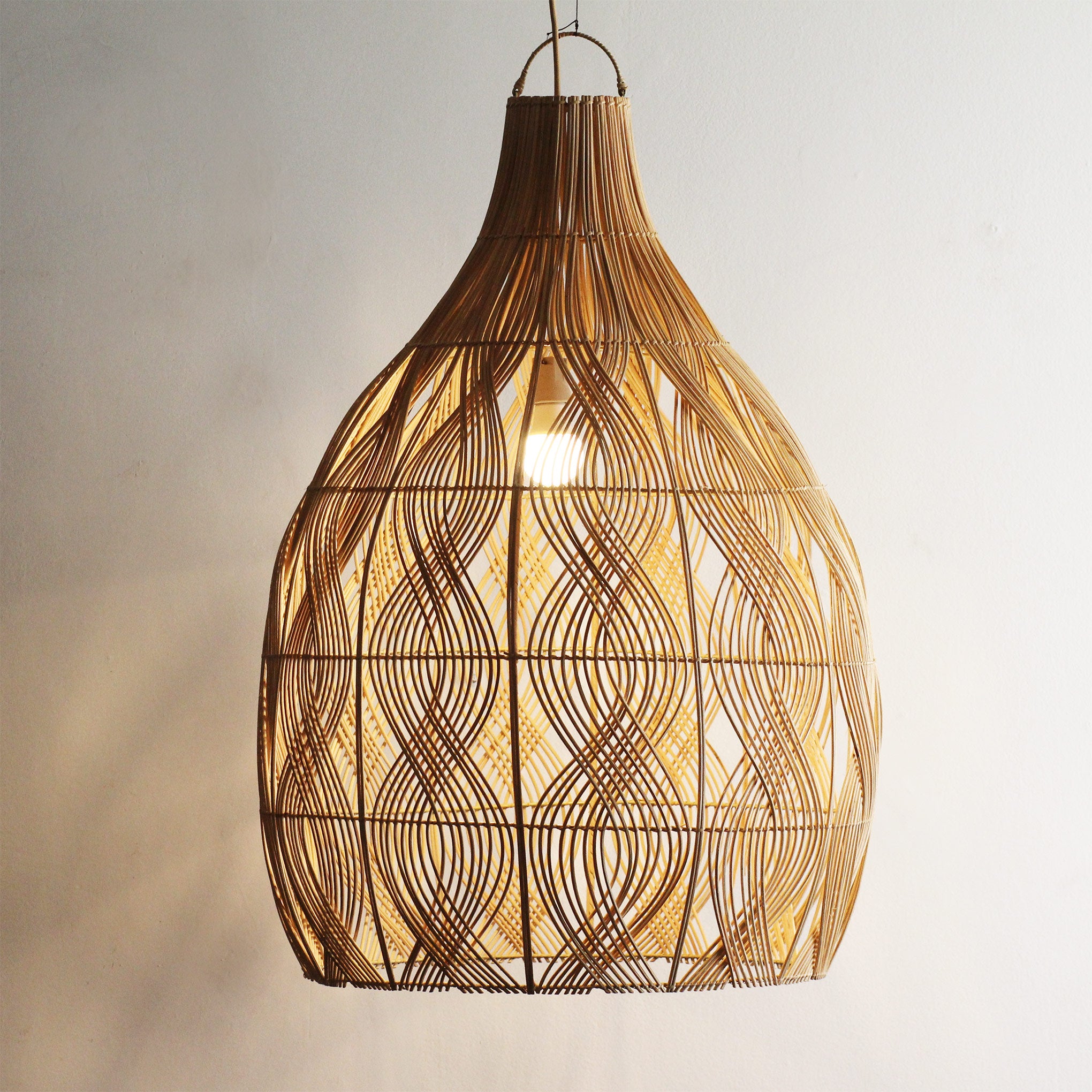 Luminária Pendente Terjun em Rattan