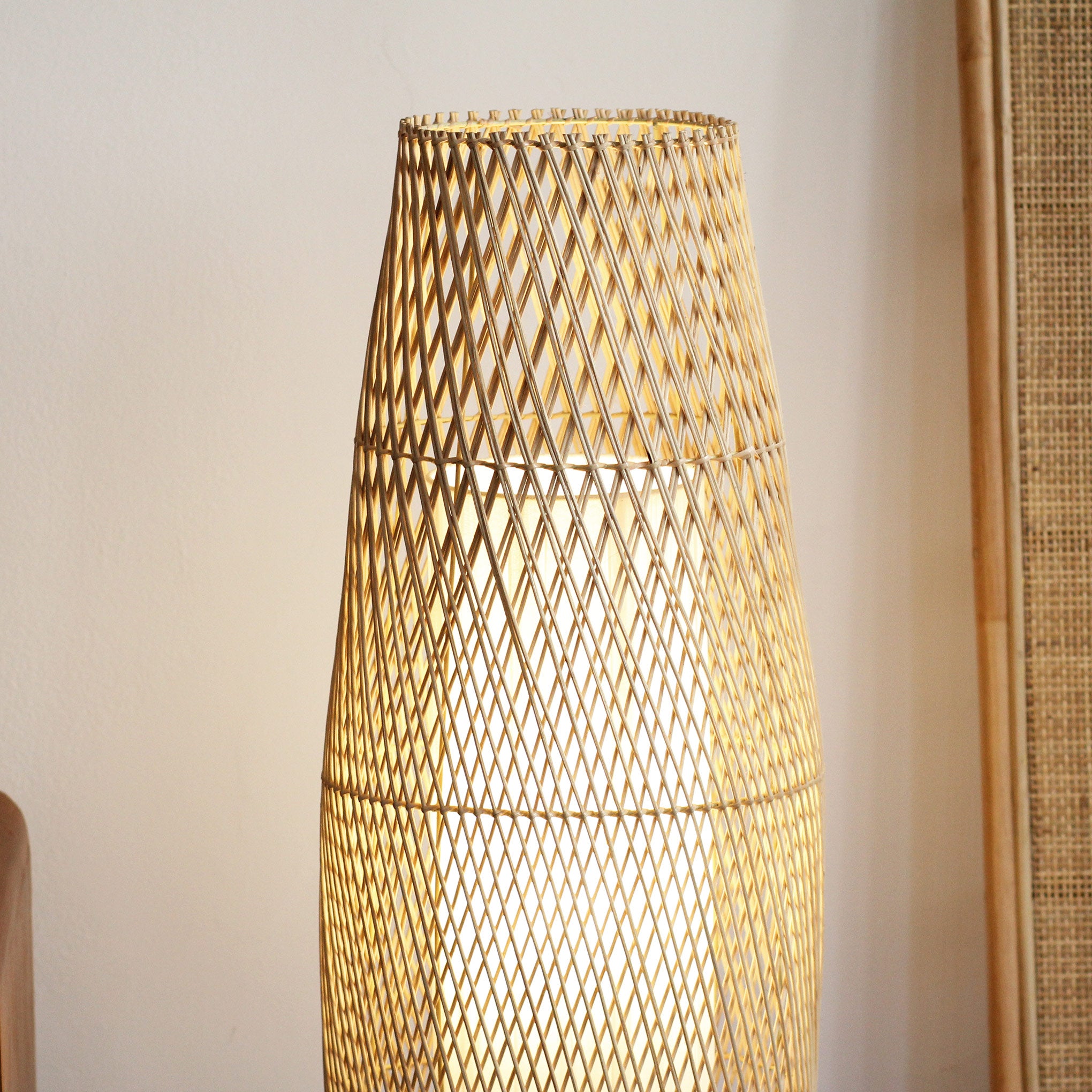 Luminária de pé Villa — luminária pendente artesanal em rattan — feita à mão Bali — imagem 5 — Balai