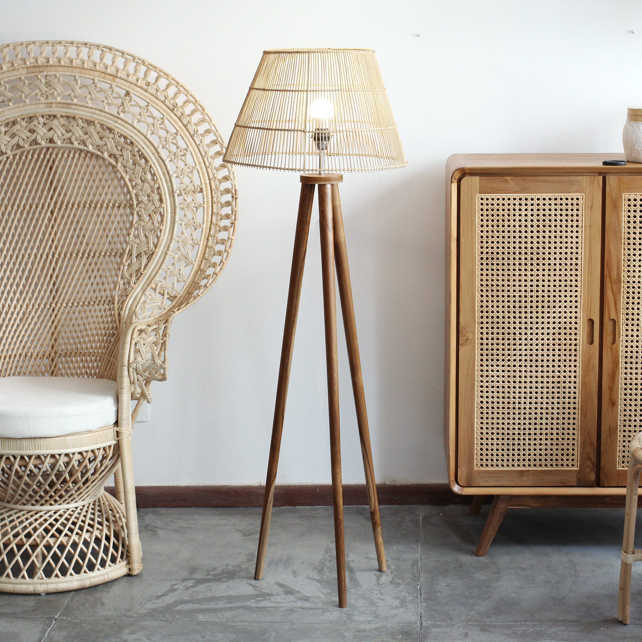 Luminária de pé Julian — luminária pendente artesanal em rattan — feita à mão Bali — Balai