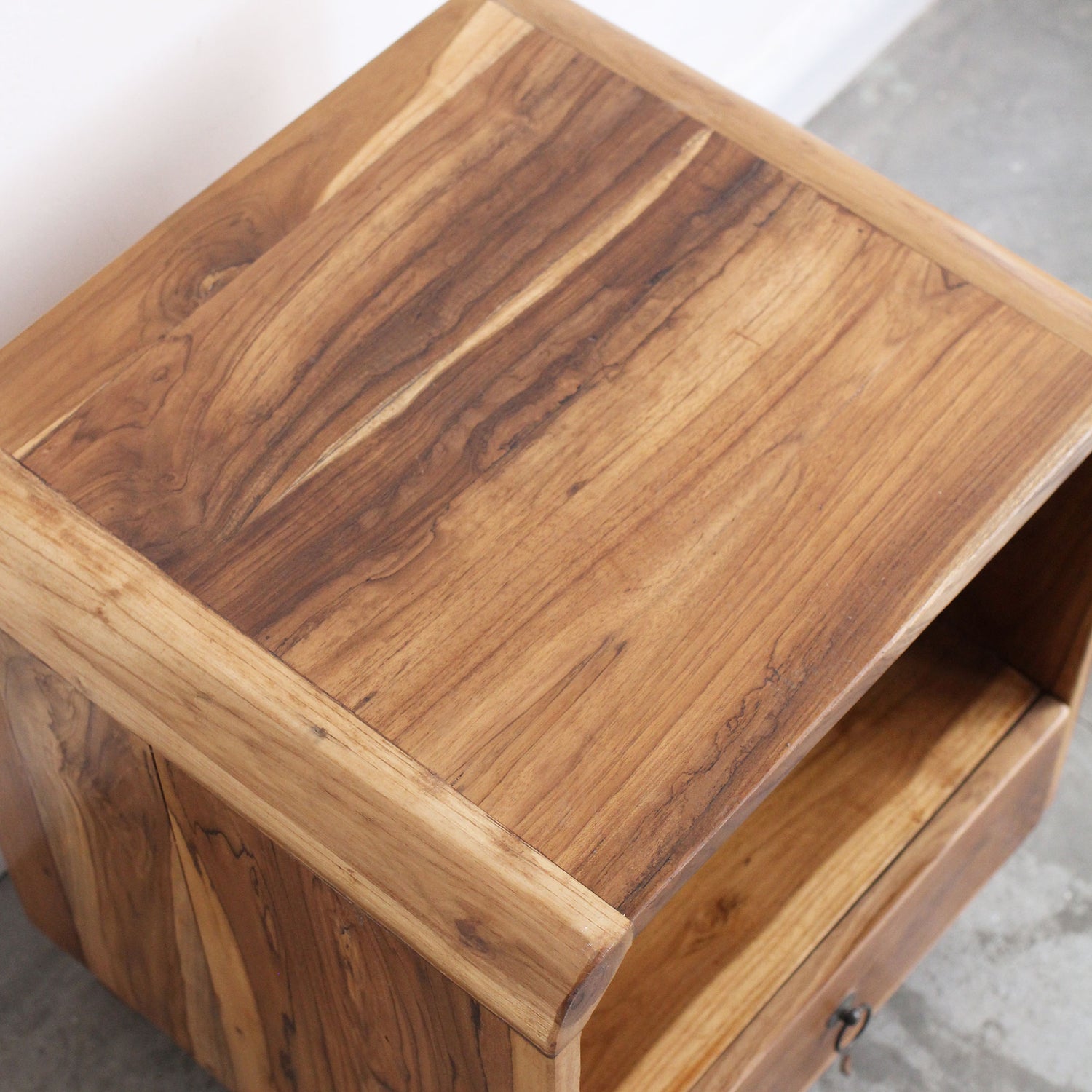 Mesa de Cabeceira Sora