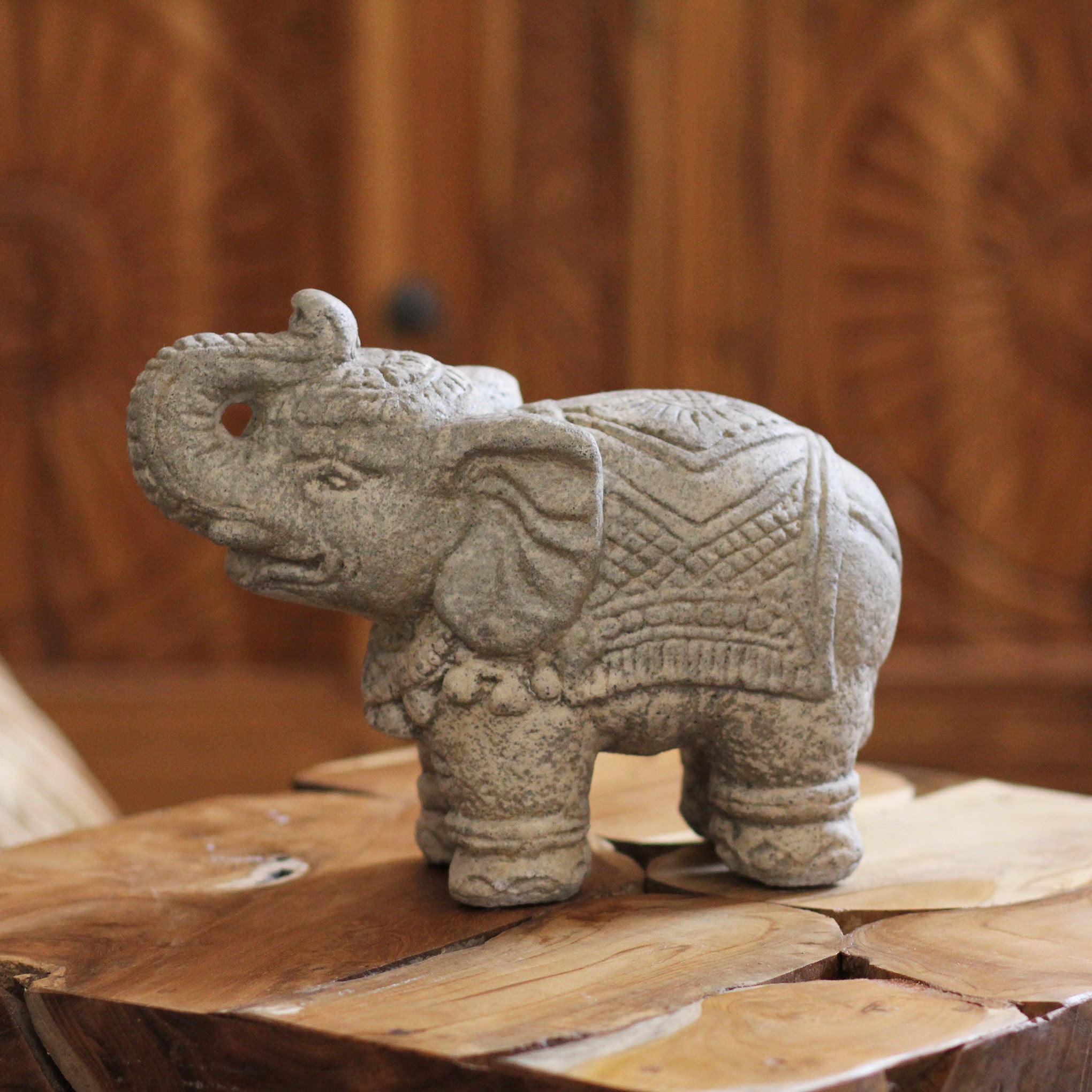 Elefante Heru em pedra