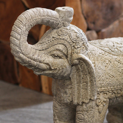 Elefante Heru em pedra