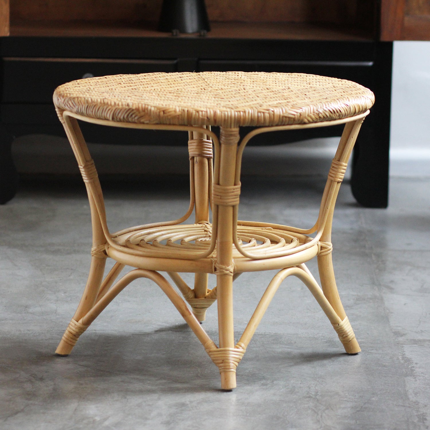 Mesa Joko — detalhe tampo teca maciça — mesa artesanal handmade — Balai