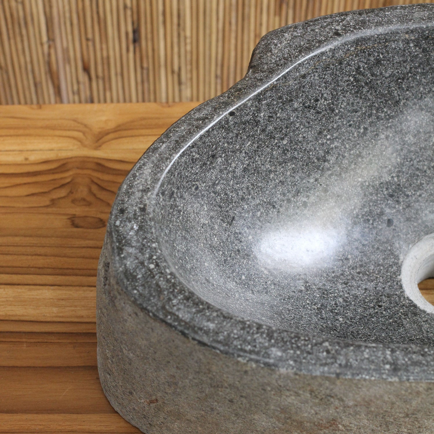 Cuba DevaVati em River Stone